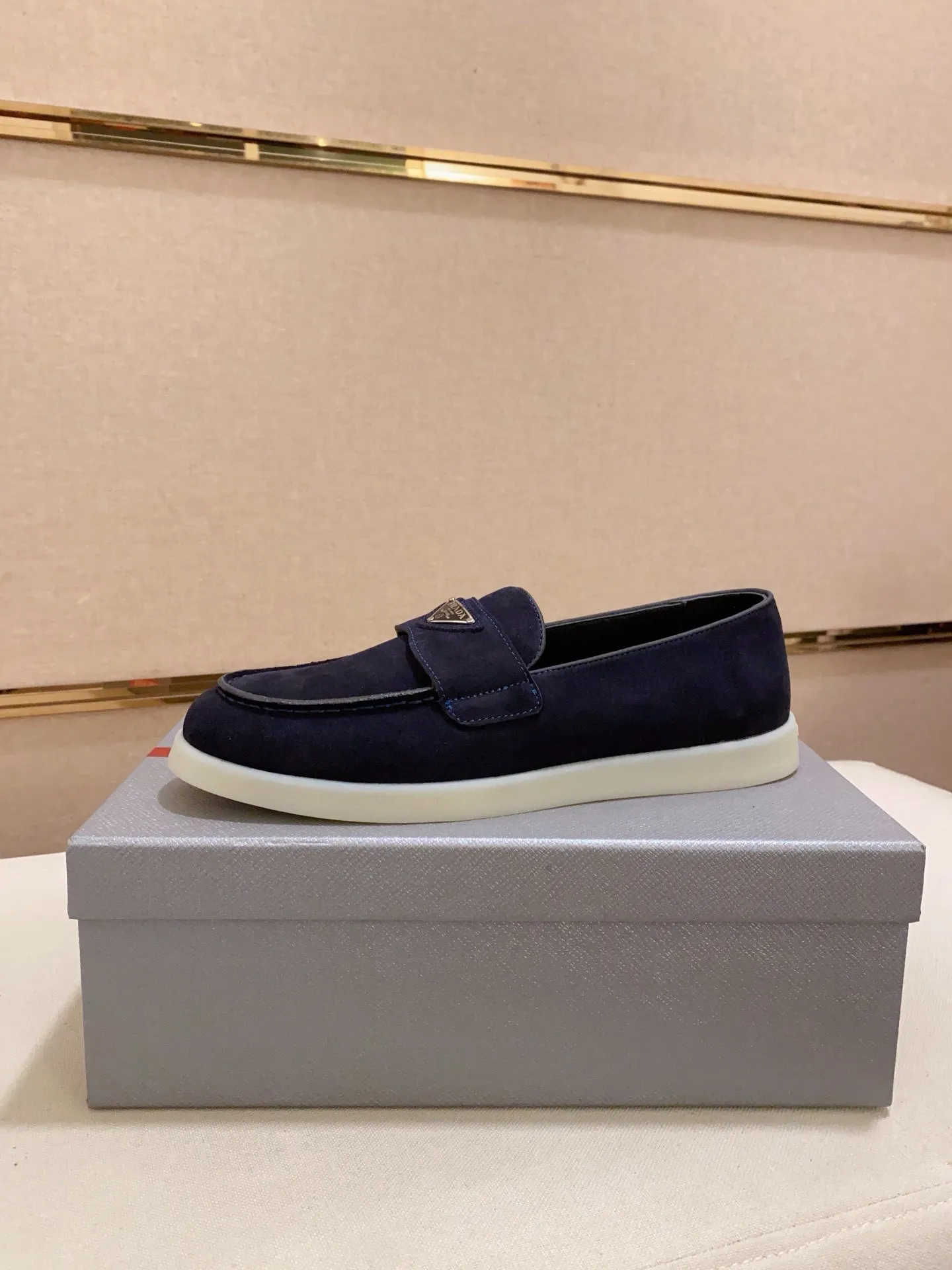 Men's shoes 💰 580💰 ✔️✔️✔️High-quality new PRADA counters are launched at the same time. The new men's shoes and 😘fabrics are selected from high-silk bald cowhide and are made by pure handicrafts. Lining: Full cowhide lining. 👍🏿 High-end ☄️ air-cushion molded anti-slip rubber outsole, exquisite lines, simple and elegant, comfortable and high-end for leisure travel. Code number: 38 to 44 (45 can be customized)